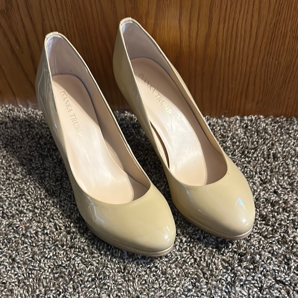 Ivanka Trump Cream Heels Classic Pumps